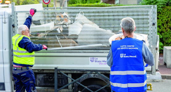 La brigade Veille propreté du Centre Technique Municipal comprend sept agents chargés du ramassage des dépôts sauvages en ville.