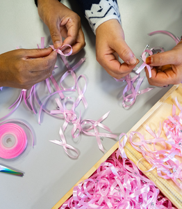 Atelier ruban octobre rose 2025 © Fabien Charlier