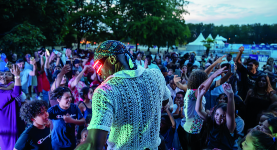 Le 13 juillet, DJ Milan Tavares a fait vibrer les Blanc-Mesnilois jusqu’à la nuit tombée. © Vincent Coutin