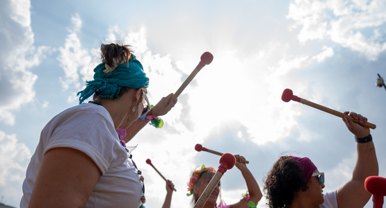 Batucada au Blanc-Mesnl Plage © Vincent Coutin