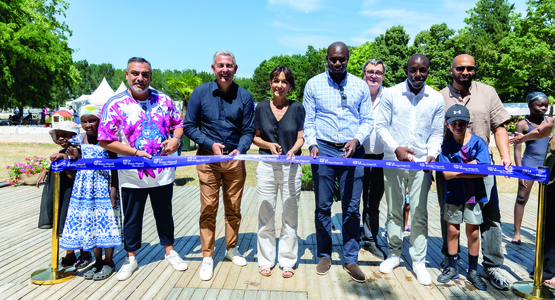 Inauguration du Blanc-Mesnil Plage, le 10 juillet, avec le maire Demba Traore et la députée Soumya Bourouaha, entourés des élus (de gauche à droite) Sophien Harabi, Mohamed Cherif, Didier Mignot, Moussa Kebe, Samy Meziane, ainsi que des petits Blanc-Mesnilois. © Fabien Charlier