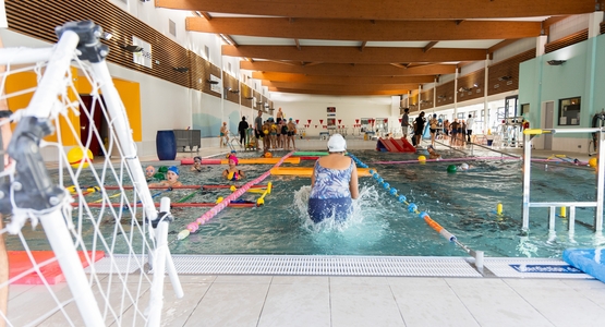 Les enfants de 9 à 11 ans se sont initiés au waterpolo à la piscine du Parc pendant les vacances scolaires.