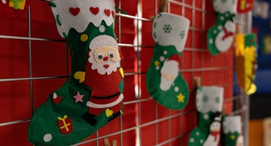Les écoliers ont cousu et décoré eux-mêmes des chaussettes de Noël. 