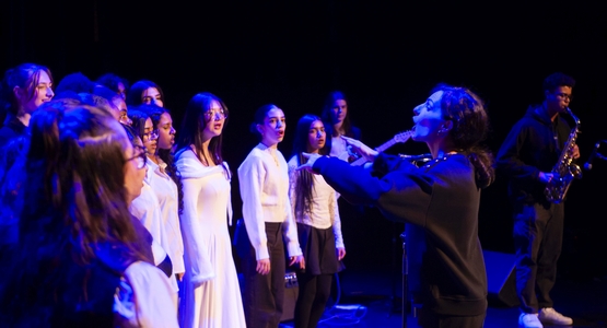 Les élèves du lycée Mozart avec leur professeur. 