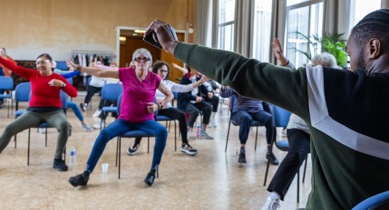 Semaine bleue, gym sur chaise © Fabien Charlier