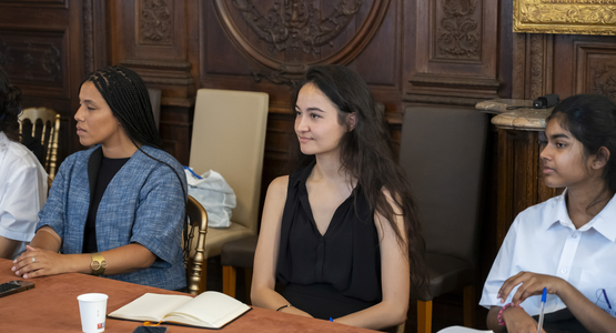 Adèle Diop, diplomate au ministère de l’Europe et des Affaires étrangères et Gabrielle Rousseau, conseillère technique Affaires globales et Afrique à la présidence de la République, ont accompagné les jeunes Blanc- Mesnilois au palais de l’Élysée. © Sébastien Champeaux