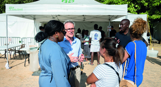 Mardi 28 juillet, Stéphane Troussel, président du Département de la Seine-Saint-Denis, s’est rendu au Blanc-Mesnil Plage, accompagné de Moussa Kebe, adjoint au maire chargé de la Jeunesse, du Sport et de la Politique de la ville. © Sébastien Champeaux