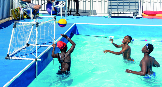 Une partie de water-polo rafraîchissante. © Fabien Charlier
