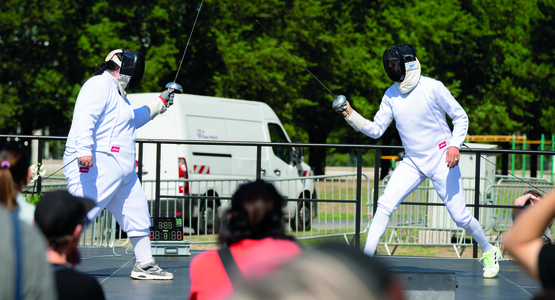 Masques baissés et fleurets en main pour les athlètes du Blanc-Mesnil Sport Escrime. Une séance de méditation bien méritée avec Harmonizé-Moi.
