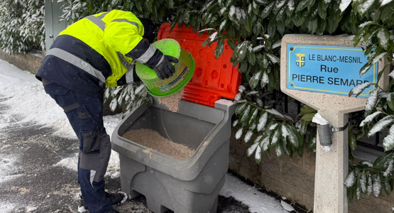 Les agents du CTM remplissent les bacs à sel