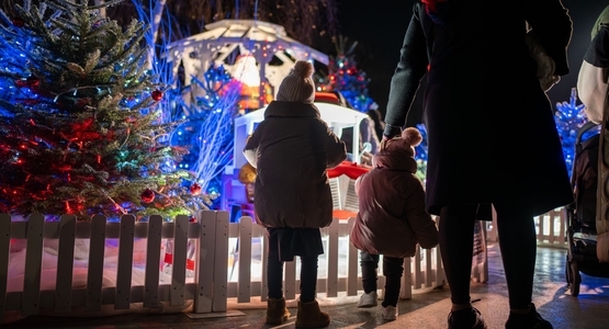 Petits et grands ont découvert les décors oniriques installés par les agents communaux du Centre Technique Municipal. 