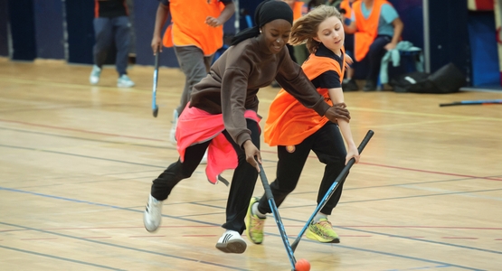 Crosse à la main, les athlètes ont pratiqué du hockey au gymnase Auguste-Delaune.  