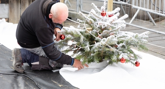 Installation du marché de Noël en cours.