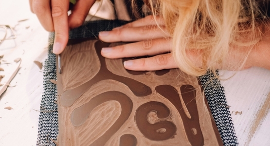 atelier linogravure © Paulina Herpel, unsplash