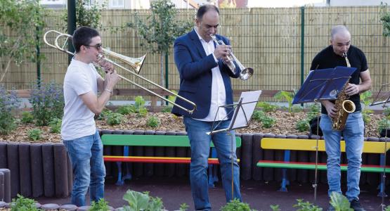 Accueil en musique à la nouvelle maternelle Robert-Planquette par un trio de professeurs du conservatoire.