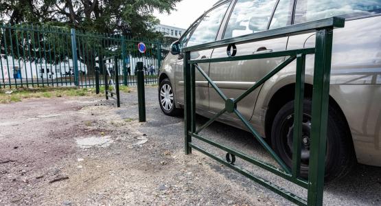 Les voitures ont un paramètre délimité pour se garer.