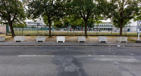 Des blocs de béton empêchent le stationnement sauvage.