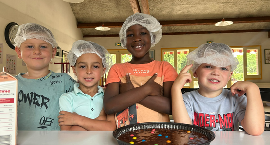 © DR Les enfants en vacances à Nanteuil-le-Haudouin réalisent un gâteau au chocolat