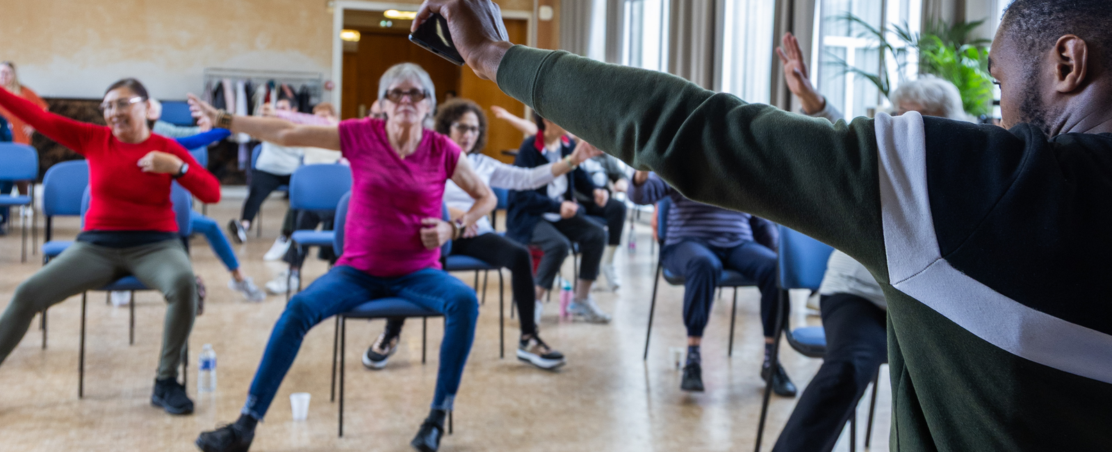 Semaine bleue, gym sur chaise © Fabien Charlier