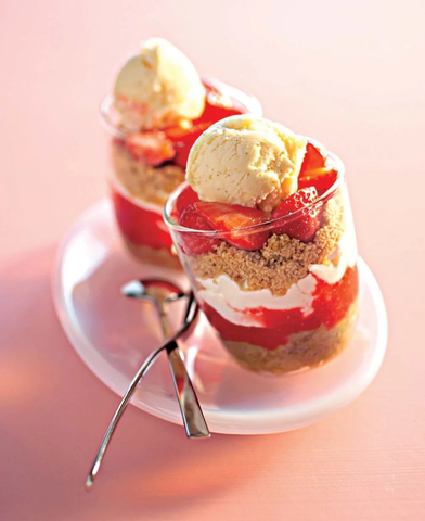 Coupes fondantes aux fraises et à la rhubarbe