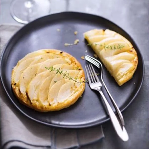 Tartes fines aux poires et au thym.