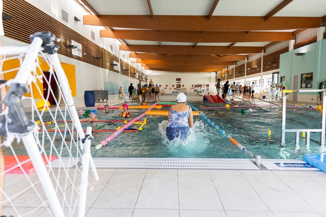 Les enfants de 9 à 11 ans se sont initiés au waterpolo à la piscine du Parc pendant les vacances scolaires.