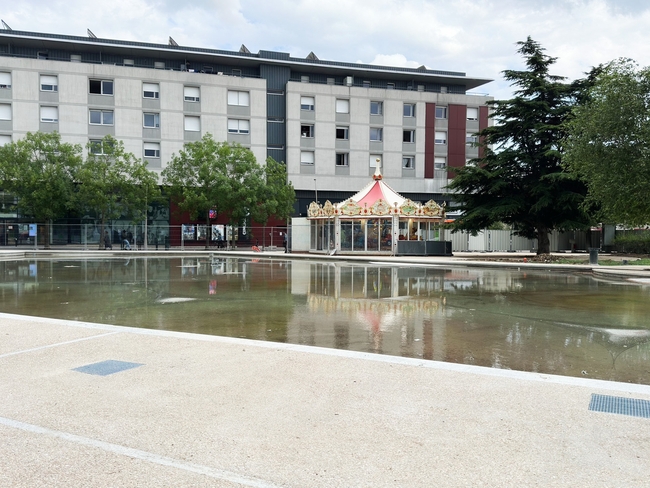 Le parvis de l'Hôtel de ville rénové  © Fabien Charlier